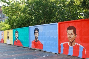 Студентки ИАиС ВолгГТУ и ВГСПУ украсили центр Волгограда портретами звёзд мирового футбола